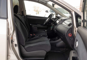 Подержанный автомобиль Nissan Tiida Hatchback 2012 года (17 фото)