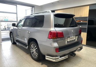 Подержанный автомобиль Lexus LX 2008 года (7 фото)