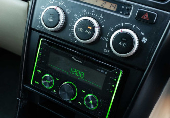 Подержанный автомобиль Toyota Altezza Sedan 2002 года (16 фото)