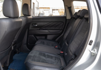 Подержанный автомобиль Mitsubishi Outlander 2017 года (19 фото)