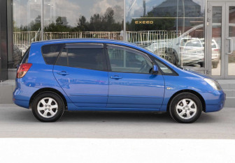 Подержанный автомобиль Toyota Corolla Spacio 2002 года (4 фото)