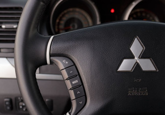 Подержанный автомобиль Mitsubishi Pajero 2011 года (12 фото)