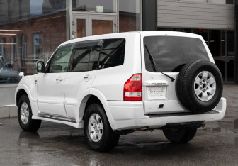 Подержанный автомобиль Mitsubishi Pajero 2003 года (7 фото)