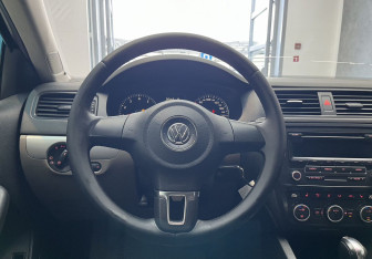 Подержанный автомобиль Volkswagen Jetta Sedan 2012 года (9 фото)