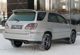 Подержанный автомобиль Toyota Harrier 2002 года (5 фото)