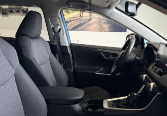 Подержанный автомобиль Toyota RAV4 2021 года (9 фото)