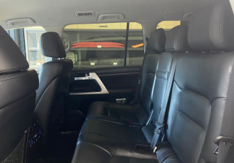 Подержанный автомобиль Toyota Land Cruiser Suv 2017 года (15 фото)