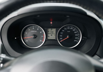 Подержанный автомобиль Subaru XV 2013 года (13 фото)