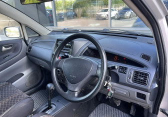 Подержанный автомобиль Suzuki Aerio Sedan 2003 года (12 фото)