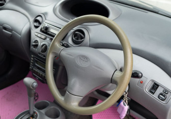 Подержанный автомобиль Toyota Vitz 1999 года (11 фото)