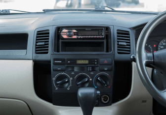 Подержанный автомобиль Toyota Corolla Spacio 2002 года (13 фото)