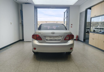 Подержанный автомобиль Toyota Corolla Sedan 2010 года (5 фото)