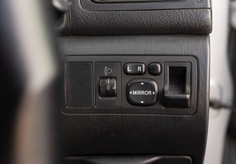 Подержанный автомобиль Toyota Corolla Hatchback 2003 года (17 фото)