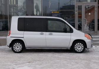 Подержанный автомобиль Honda Mobilio 2002 года (4 фото)