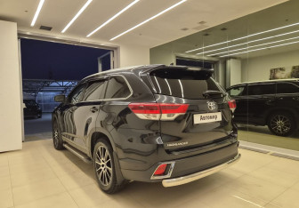 Подержанный автомобиль Toyota Highlander 2019 года (6 фото)