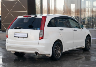 Подержанный автомобиль Honda Stream 2007 года (5 фото)