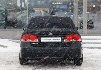 Подержанный автомобиль Honda Civic Sedan 2006 года (6 фото)