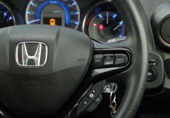 Подержанный автомобиль Honda Fit Shuttle 2012 года (12 фото)