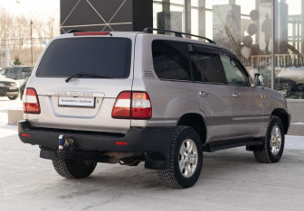 Подержанный автомобиль Toyota Land Cruiser Suv 2002 года (5 фото)