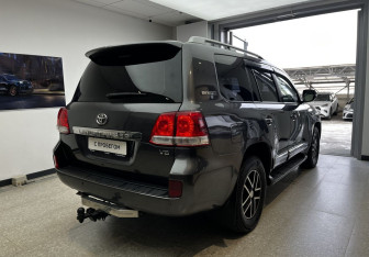Подержанный автомобиль Toyota Land Cruiser Suv 2011 года (4 фото)