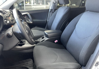 Подержанный автомобиль Toyota RAV4 2010 года (8 фото)