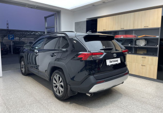 Подержанный автомобиль Toyota RAV4 2025 года (6 фото)