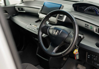 Подержанный автомобиль Honda Freed 2011 года (11 фото)