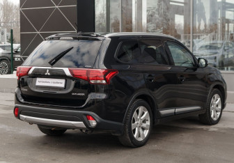 Подержанный автомобиль Mitsubishi Outlander 2015 года (5 фото)
