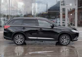 Подержанный автомобиль Mitsubishi Outlander 2015 года (4 фото)