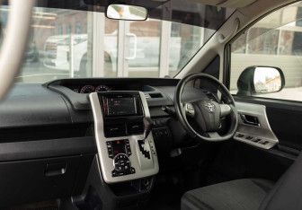 Подержанный автомобиль Toyota Voxy Minivan 2011 года (10 фото)