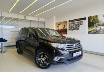 Подержанный автомобиль Toyota Highlander 2013 года (3 фото)