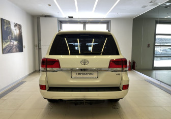 Подержанный автомобиль Toyota Land Cruiser Suv 2018 года (6 фото)