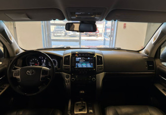 Подержанный автомобиль Toyota Land Cruiser Suv 2012 года (13 фото)