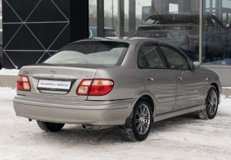 Подержанный автомобиль Nissan Bluebird Sylphy 2002 года (5 фото)
