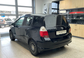 Подержанный автомобиль Honda Fit 2006 года (7 фото)