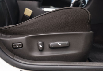 Подержанный автомобиль Toyota Crown Sedan 2010 года (19 фото)