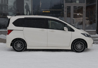 Подержанный автомобиль Honda Freed 2010 года (4 фото)