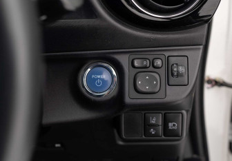 Подержанный автомобиль Toyota Aqua 2016 года (14 фото)