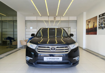 Подержанный автомобиль Toyota Highlander 2013 года (2 фото)