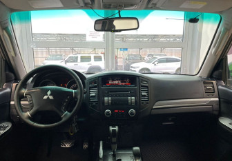 Подержанный автомобиль Mitsubishi Pajero 2011 года (10 фото)
