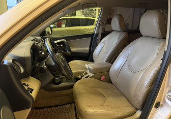 Подержанный автомобиль Toyota RAV4 2009 года (7 фото)