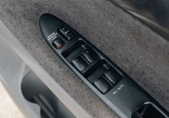 Подержанный автомобиль Toyota Ipsum 2001 года (14 фото)