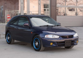 Подержанный автомобиль Mitsubishi Mirage Hatchback 1997 года (3 фото)