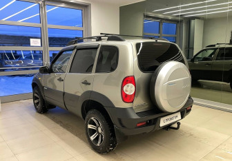 Подержанный автомобиль Chevrolet Niva 2011 года (7 фото)