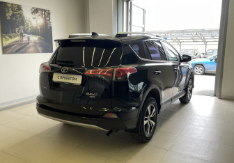 Подержанный автомобиль Toyota RAV4 2017 года (4 фото)