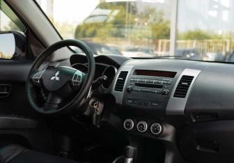 Подержанный автомобиль Mitsubishi Outlander 2008 года (10 фото)