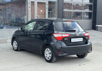 Подержанный автомобиль Toyota Vitz 2017 года (7 фото)