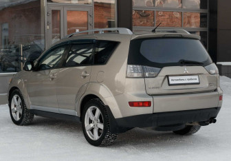 Подержанный автомобиль Mitsubishi Outlander 2007 года (7 фото)