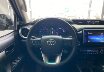 Подержанный автомобиль Toyota Hilux 2015 года (16 фото)