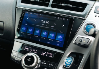 Подержанный автомобиль Toyota Prius Alpha 2015 года (14 фото)